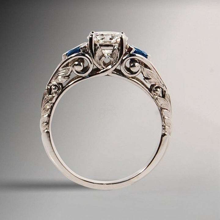 Lune Éternelle Sapphire Ring